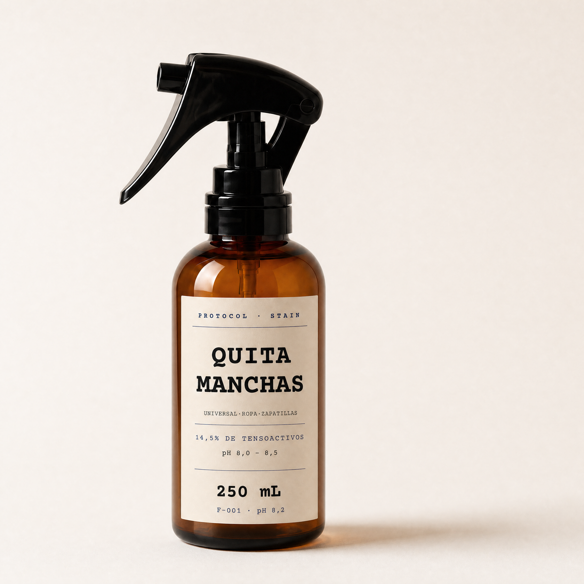 Protocol Quitamanchas Sneakclean 250 ml — botella PET ámbar con spray gatillo profesional, etiqueta editorial cream. Quitamanchas universal con 14,5% de tensoactivos para ropa, zapatillas, gorras y telas.