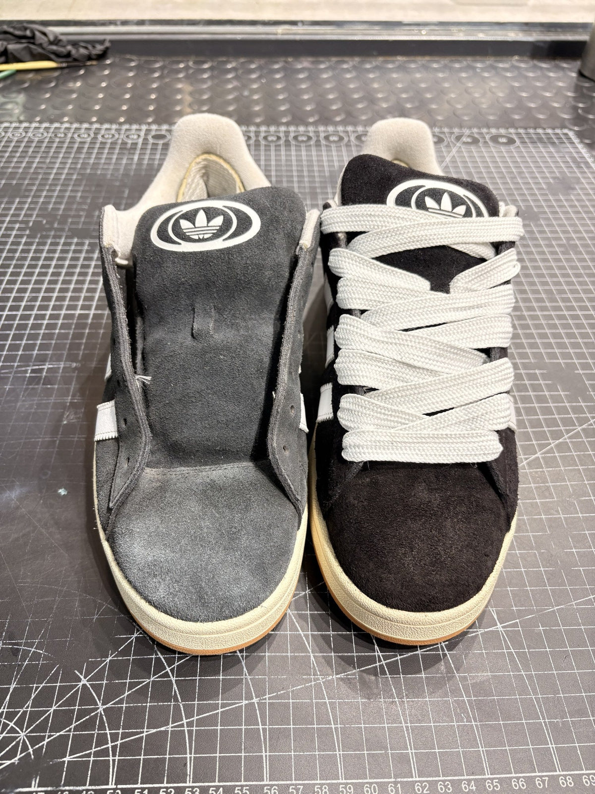 Adidas Campus negras de gamuza: la izquierda descolorida por el uso, la derecha después de la restauración de color en el taller SneakClean