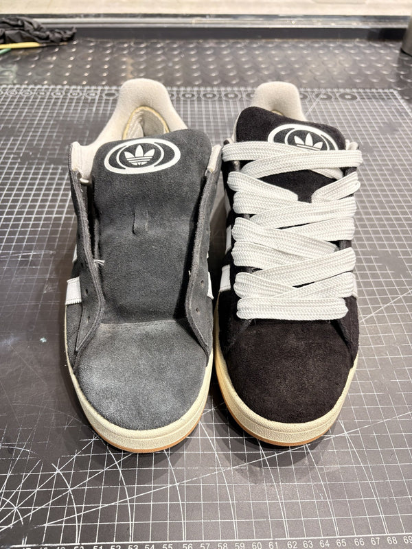 Adidas Campus negras de gamuza: la izquierda descolorida por el uso, la derecha después de la restauración de color en el taller SneakClean