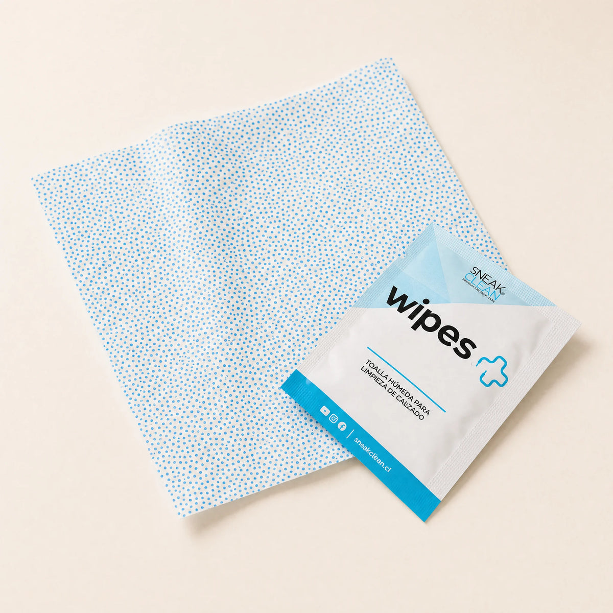 SneakClean Wipes+ — toallita húmeda desplegada con sachet individual para limpieza express de zapatillas