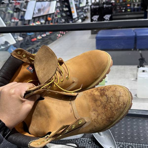 Lavado de unos bototos Timberland en el taller SneakClean